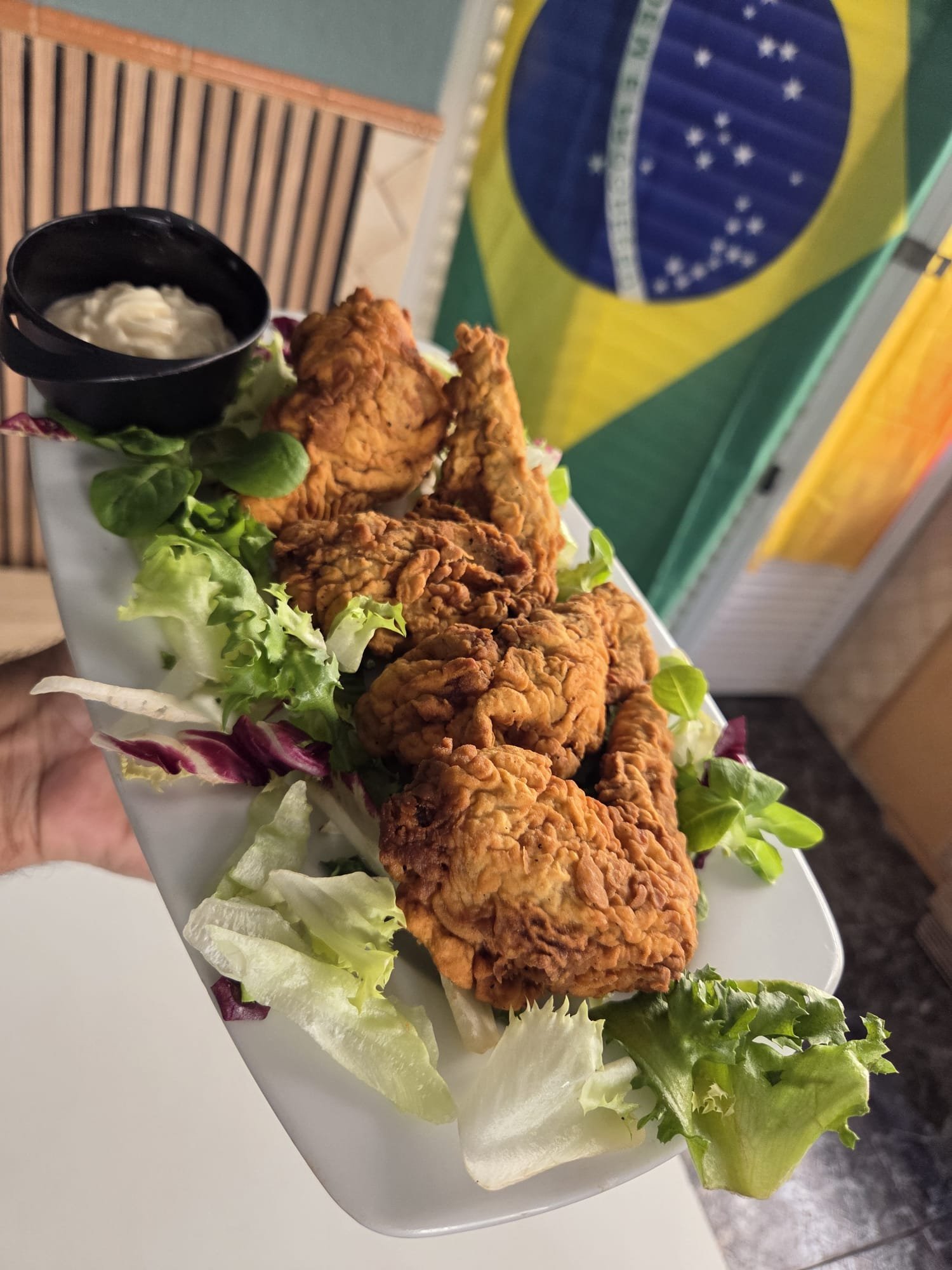 Plato de frango brasileiro com bandeira do Brasil